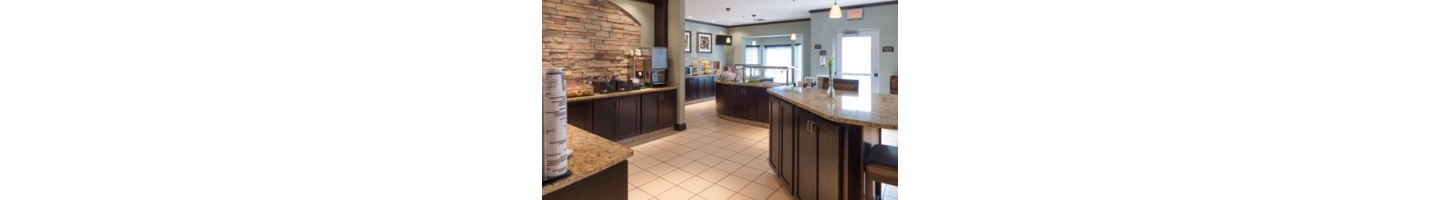 Start each day right with our free hot breakfast buffet.  Enjoy some of your favorites.  Fresh baked blueberry muffins, fresh fruit, eggs, breakfast meats, build your own yogurt parfaits and much much more.....